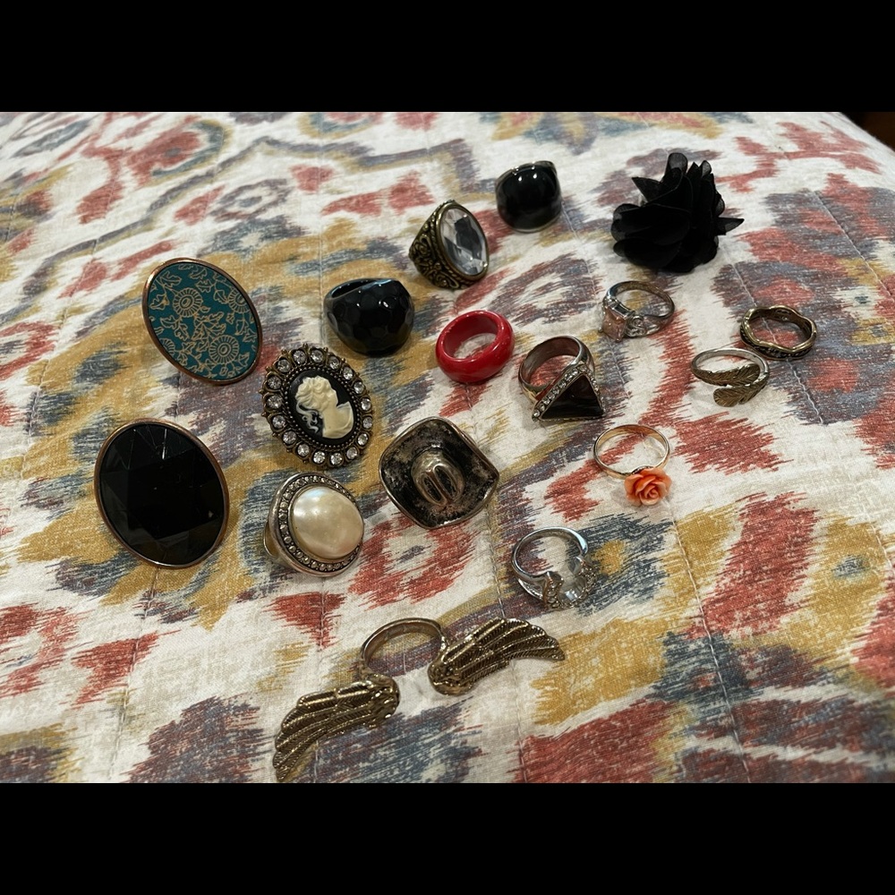 Lot of 17 rings